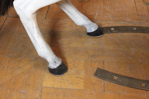 Antiquités - Cheval de manège en bois sculpté vers 1900