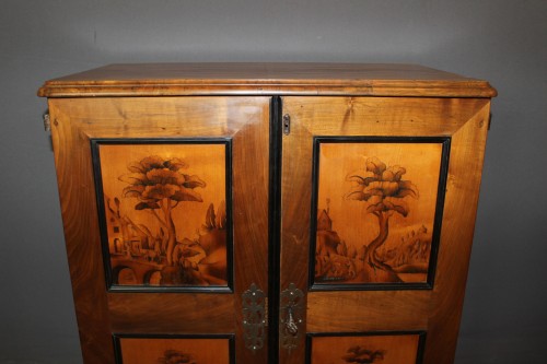 Cabinet Suisse en noyer à 17 tiroirs fin XVIIIe - Mobilier Style 