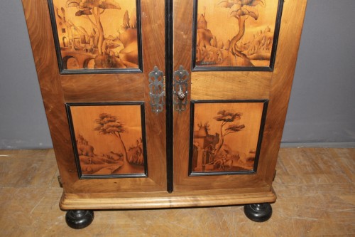 Mobilier Cabinet & Coffre - Cabinet Suisse en noyer à 17 tiroirs fin XVIIIe