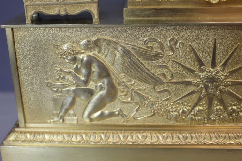 Antiquités - Pendule Restauration Allégorie à l'Antique en bronze doré 