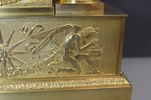 Antiquités - Pendule Restauration Allégorie à l'Antique en bronze doré 