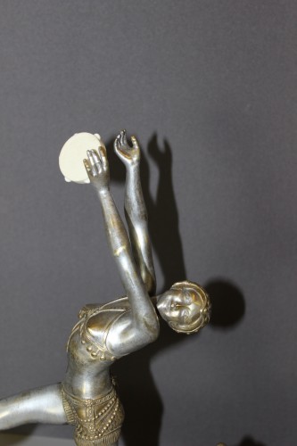 Femme au tambourin par Claude Mirval (1889-1973) - Sculpture Style Art Déco