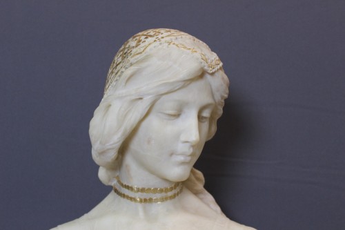 Buste de jeune femme à la coiffe dorée, vers 1900 - Sculpture Style Art nouveau