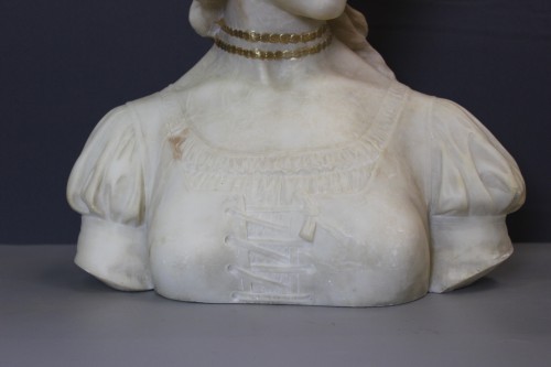 Sculpture Sculpture en Marbre - Buste de jeune femme à la coiffe dorée, vers 1900