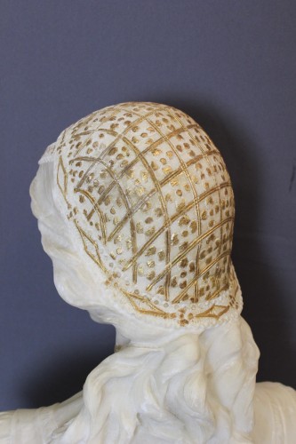 XXe siècle - Buste de jeune femme à la coiffe dorée, vers 1900