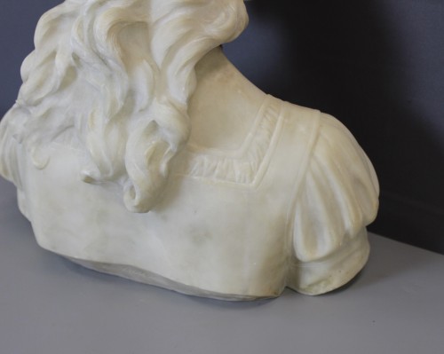 Buste de jeune femme à la coiffe dorée, vers 1900 - Art nouveau