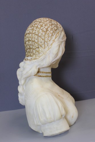 Antiquités - Buste de jeune femme à la coiffe dorée, vers 1900