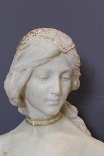 Antiquités - Buste de jeune femme à la coiffe dorée, vers 1900