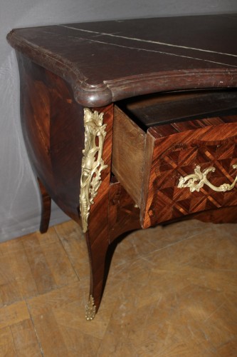 Commode de style Louis XV en marqueterie de Palissandre , début XIXe - 