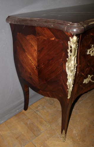  - Commode de style Louis XV en marqueterie de Palissandre , début XIXe