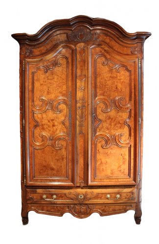 Armoire bressane à corniche cintrée