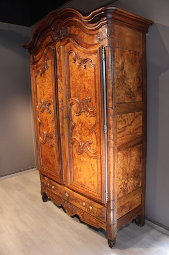 Armoire bressane à corniche cintrée - 