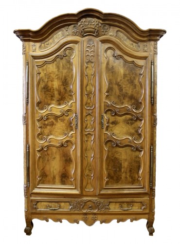 Armoire Bressane à corniche cintrée du XVIIIe siècle