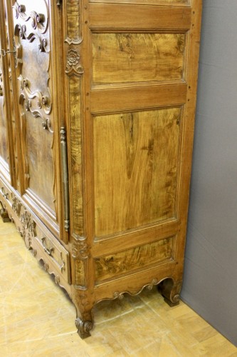 Armoire Bressane à corniche cintrée du XVIIIe siècle - Mobilier Style Louis XV