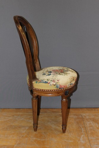 Suite de six chaises Louis XVI en noyer - Sièges Style Louis XVI