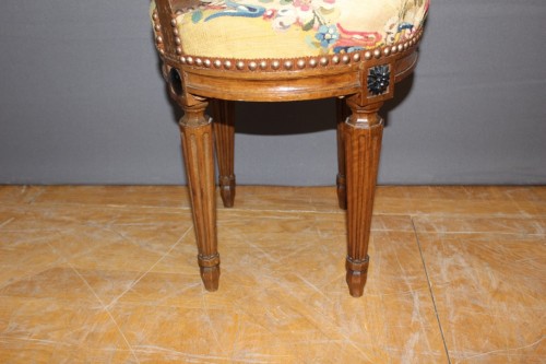 Antiquités - Suite de six chaises Louis XVI en noyer