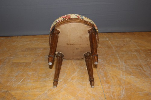 Antiquités - Suite de six chaises Louis XVI en noyer