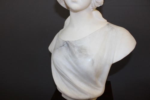 XXe siècle - Buste de jeune femme art nouveau en albâtre à deux tons
