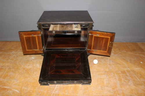 XVIIe siècle - Cabinet de voyage Anversois  du XVIIe siècle en ébène et bois noirci