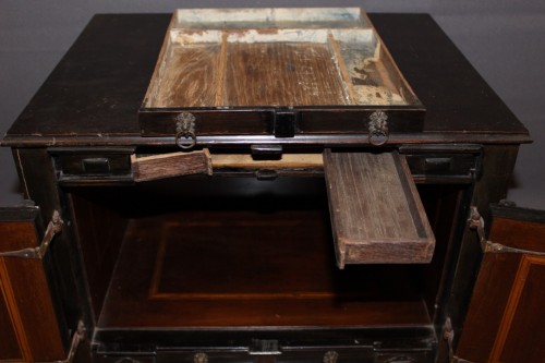 Antiquités - Cabinet de voyage Anversois  du XVIIe siècle en ébène et bois noirci