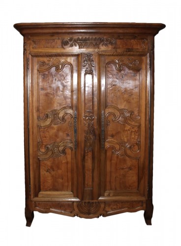 Armoire Bressane du XIXe siècle en noyer et loupe de frêne