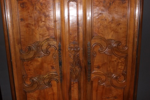 Mobilier Armoire - Armoire Bressane du XIXe siècle en noyer et loupe de frêne