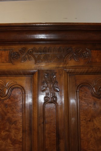 XIXe siècle - Armoire Bressane du XIXe siècle en noyer et loupe de frêne