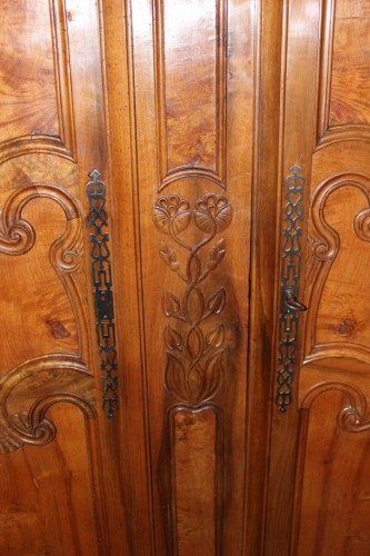 Armoire Bressane du XIXe siècle en noyer et loupe de frêne - 
