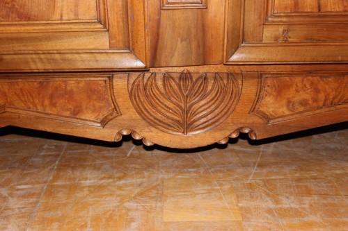  - Armoire Bressane du XIXe siècle en noyer et loupe de frêne