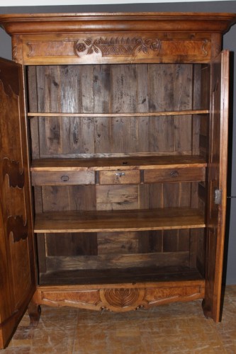 Antiquités - Armoire Bressane du XIXe siècle en noyer et loupe de frêne