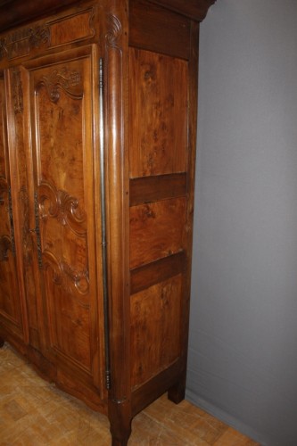 Antiquités - Armoire Bressane du XIXe siècle en noyer et loupe de frêne