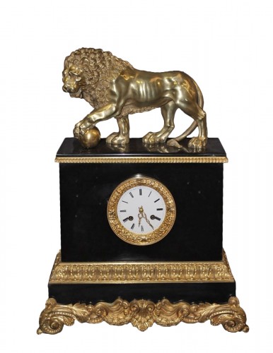 Pendule Restauration au lion de Venise en marbre et bronze doré