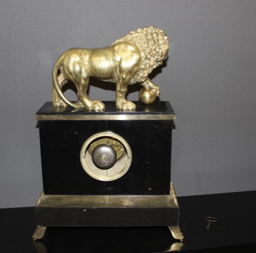 Pendule Restauration au lion de Venise en marbre et bronze doré - Horlogerie Style Restauration - Charles X