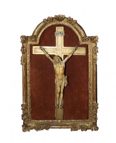 Christ en ivoire dans son encadrement en bois doré