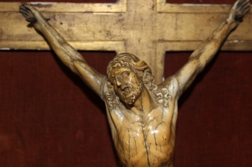 Christ en ivoire dans son encadrement en bois doré - Art sacré, objets religieux Style Louis XIV