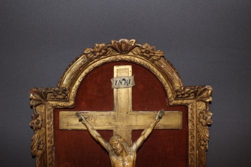 Art sacré, objets religieux  - Christ en ivoire dans son encadrement en bois doré