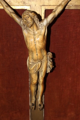 Christ en ivoire dans son encadrement en bois doré - Antiquités Christophe Rochet