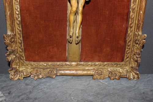 XVIIIe siècle - Christ en ivoire dans son encadrement en bois doré