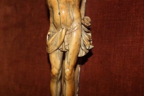 Antiquités - Christ en ivoire dans son encadrement en bois doré