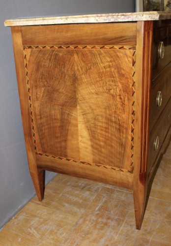 Louis XVI chest of drawers in walnut and marquetry around 1780 - Furniture Style Louis XVI