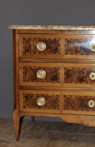Furniture  - Louis XVI chest of drawers in walnut and marquetry around 1780