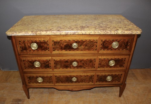 Louis XVI chest of drawers in walnut and marquetry around 1780 - 