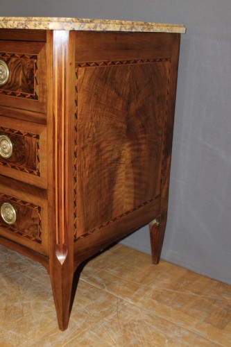 18th century - Louis XVI chest of drawers in walnut and marquetry around 1780