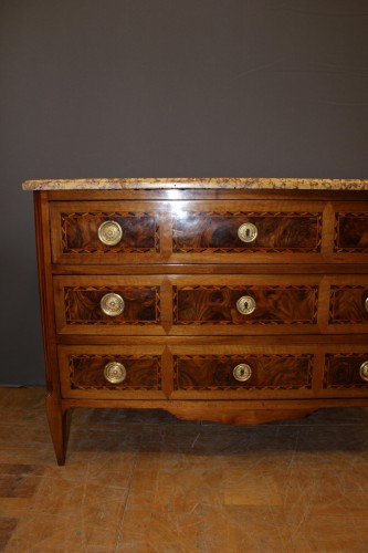 Commode Louis XVI en noyer et marqueterie vers 1780 - Louis XVI