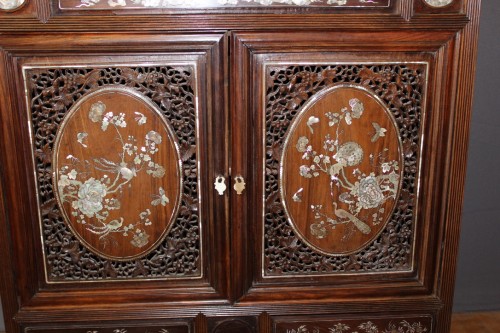Mobilier Cabinet & Coffre - Cabinet Indochinois en bois exotique et incrustation de nacre fin 19e