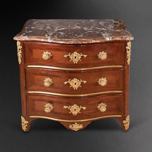 Furniture  - Small chest of drawers in amaranth by E. Doirat, Paris Regence period