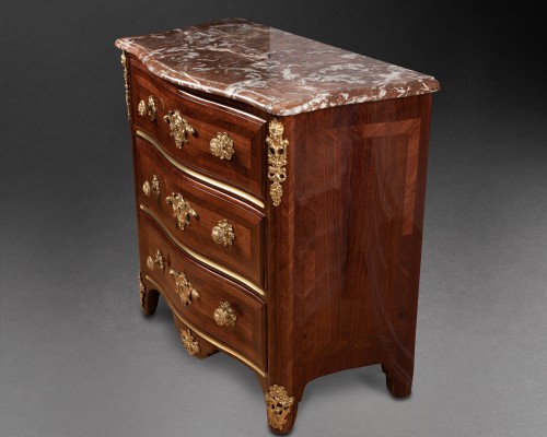Small chest of drawers in amaranth by E. Doirat, Paris Regence period - 