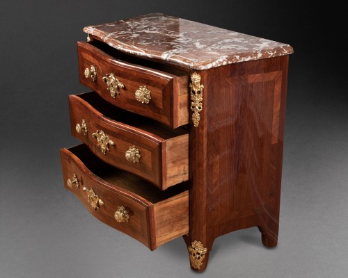 18th century - Small chest of drawers in amaranth by E. Doirat, Paris Regence period
