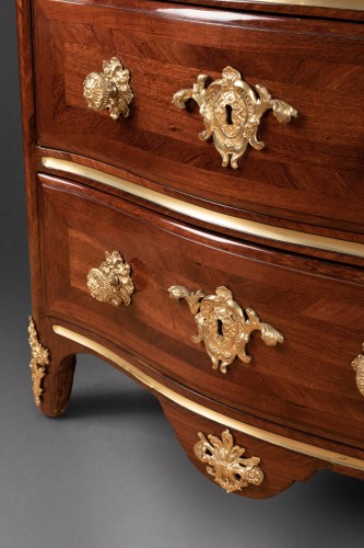 Small chest of drawers in amaranth by E. Doirat, Paris Regence period - French Regence