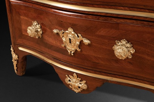 French Regence - Small chest of drawers in amaranth by E. Doirat, Paris Regence period